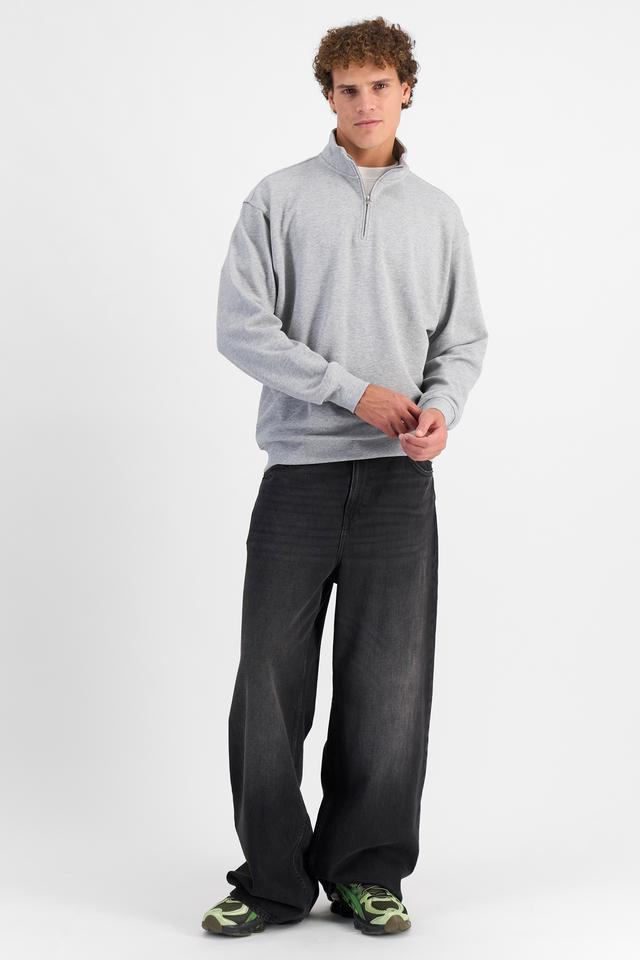 Kya (He/Him) wears size M and is 189cm tall with 99cm chest and 81cm waist