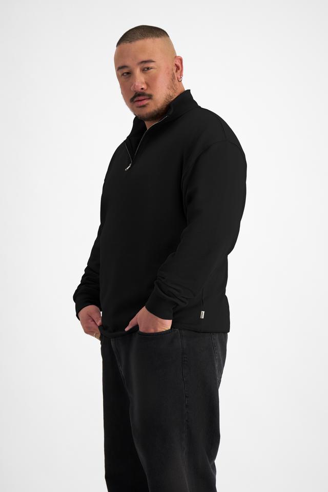 Mike (He/Him) wears size XL and is 180cm tall with 120cm chest and 96cm waist