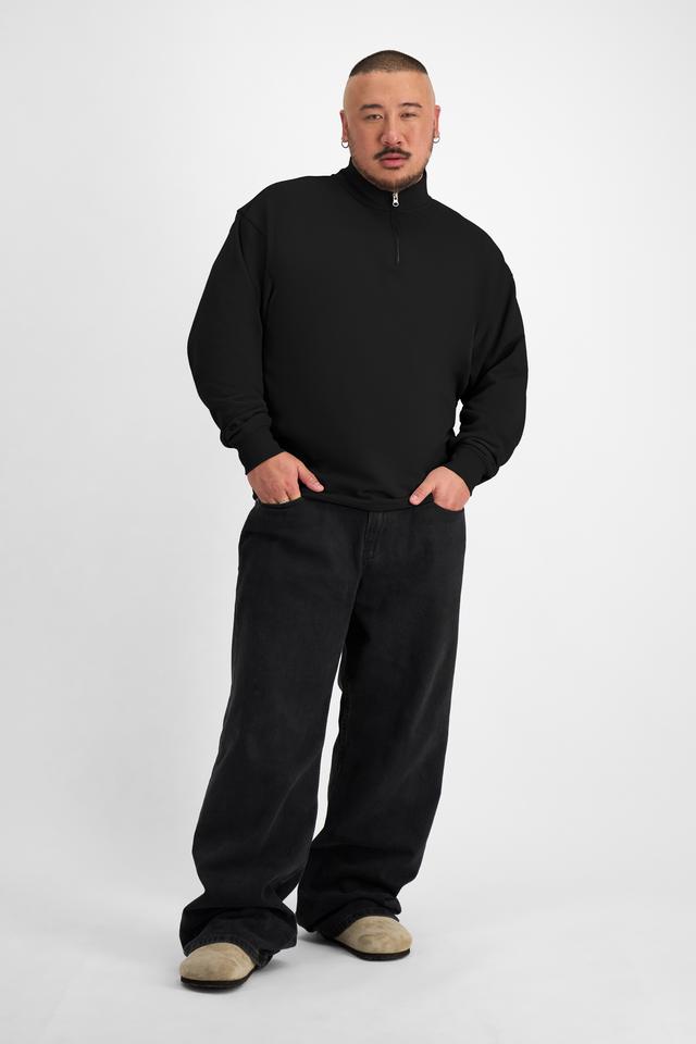 Mike (He/Him) wears size XL and is 180cm tall with 120cm chest and 96cm waist