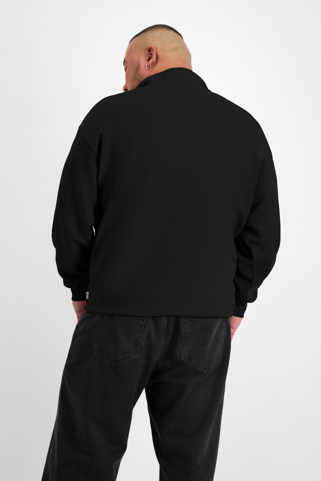 Mike (He/Him) wears size XL and is 180cm tall with 120cm chest and 96cm waist