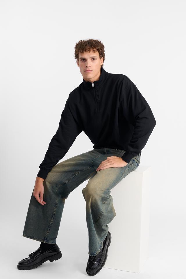 Kya (He/Him) wears size M and is 189cm tall with 99cm chest and 81cm waist