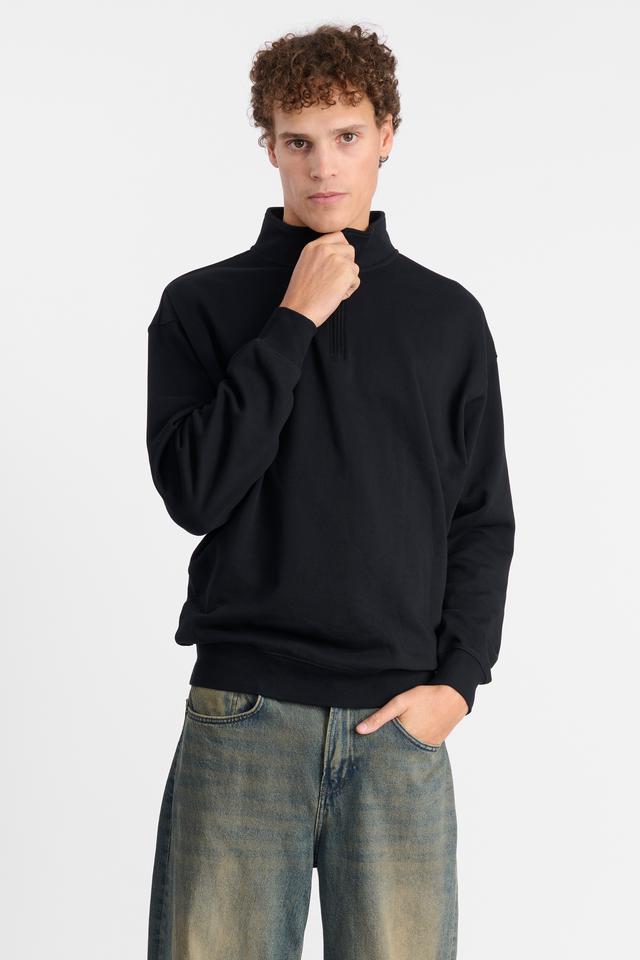 Kya (He/Him) wears size M and is 189cm tall with 99cm chest and 81cm waist