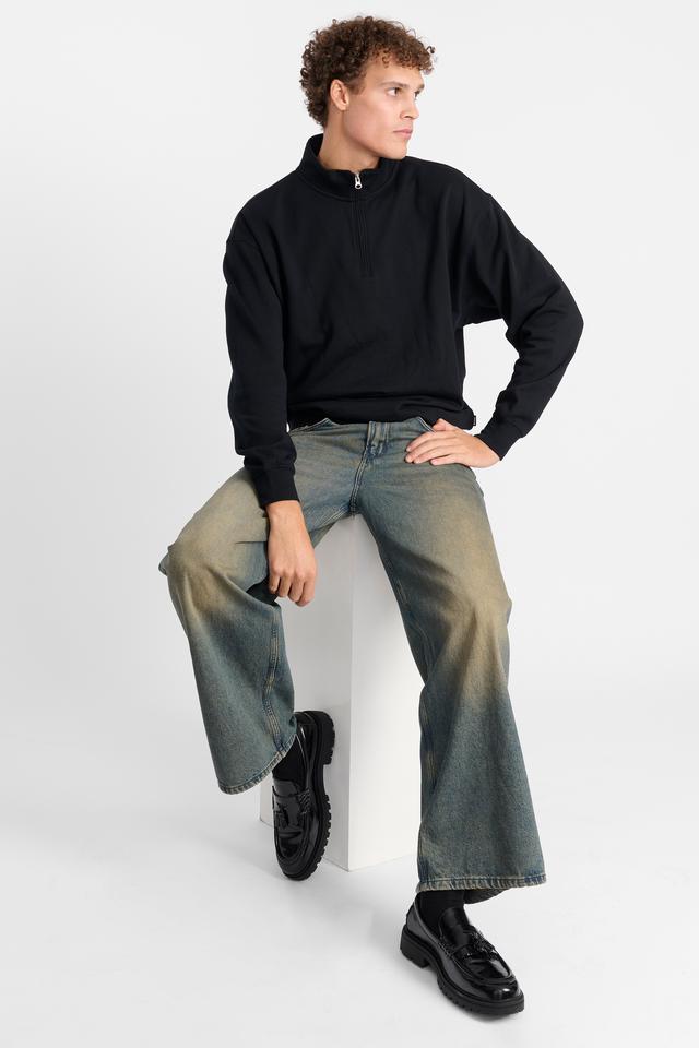 Kya (He/Him) wears size M and is 189cm tall with 99cm chest and 81cm waist