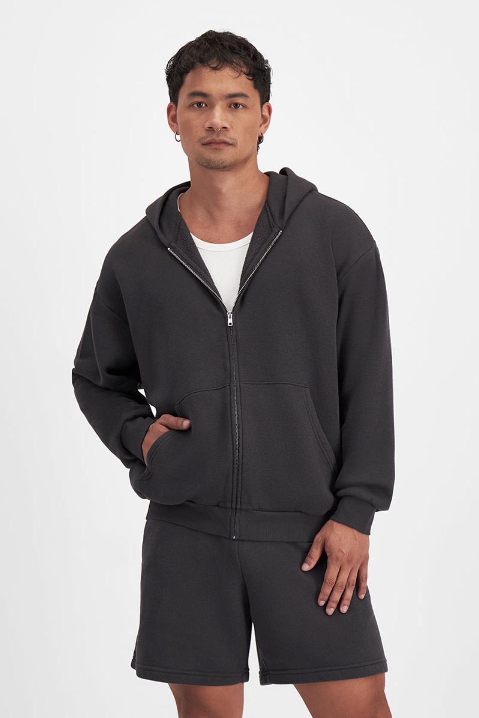 Carl-Michael (He/Him) wears size Medium and is 186cm tall with 97cm chest and 83cm waist