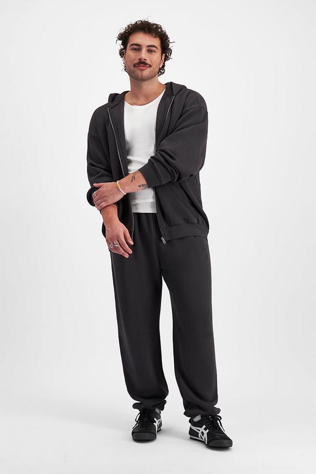 Sam (He/Him) wears size XL and is 178cm tall with 112cm chest