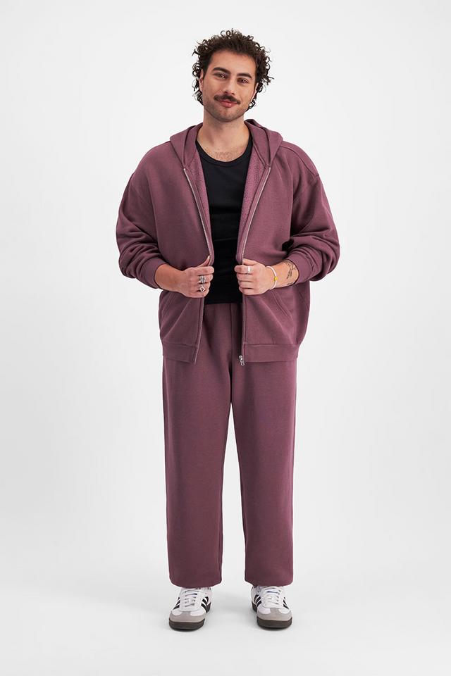 Sam (He/Him) wears size XL and is 178cm tall with 112cm chest