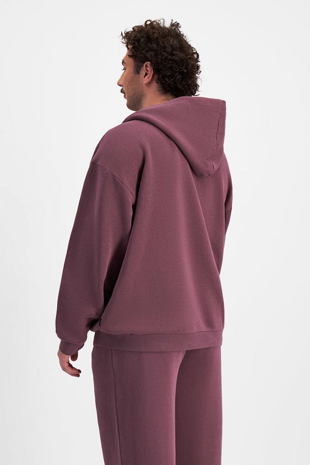 Sam (He/Him) wears size XL and is 178cm tall with 112cm chest