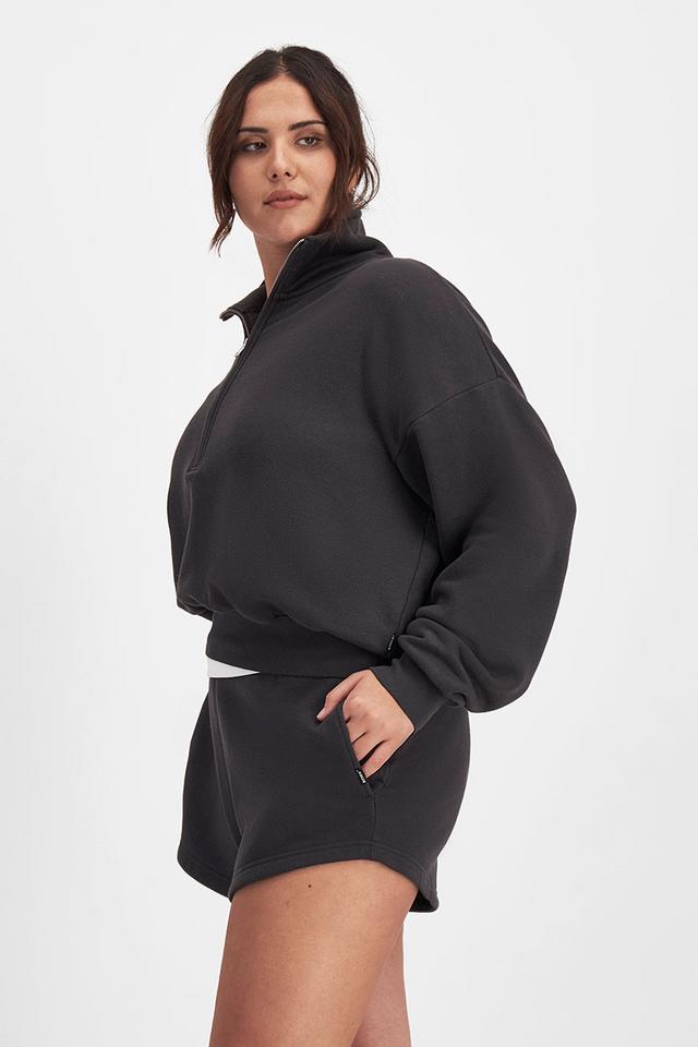 Bella (She/Her) wears size Large and is 173cm tall with 95cm chest and 77cm waist