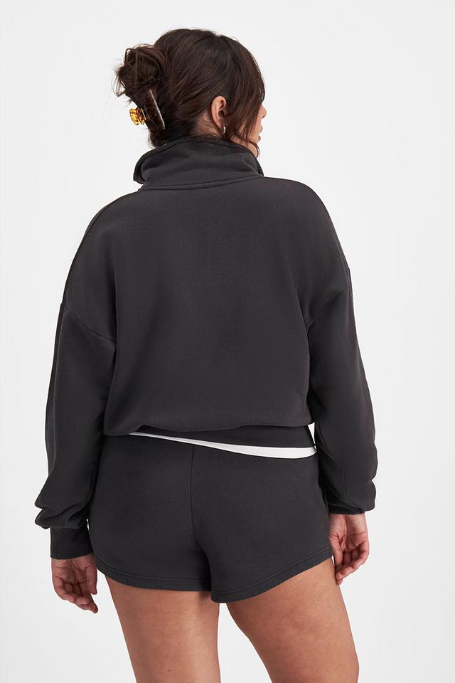Bella (She/Her) wears size Large and is 173cm tall with 95cm chest and 77cm waist