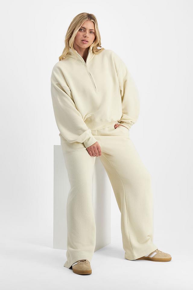 Zoe (She/Her) wears size Large and is 170cm tall with 98cm chest and 85cm waist