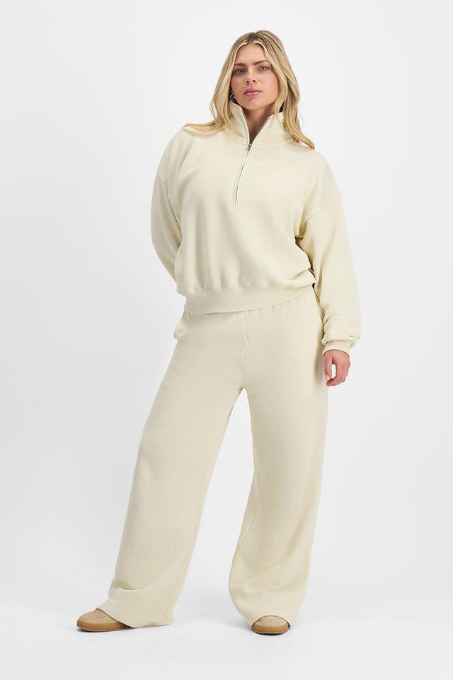 Zoe (She/Her) wears size Large and is 170cm tall with 98cm chest and 85cm waist