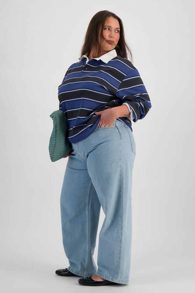 LANI (She/Her) wears size L and is 168cm tall with 115cm chest and 99cm waist
