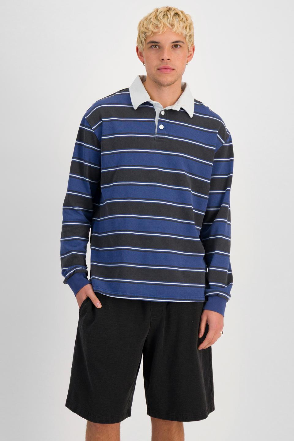 TOBIAS (He/Him) wears size M and is 187cm tall with 93cm chest and 78cm waist
