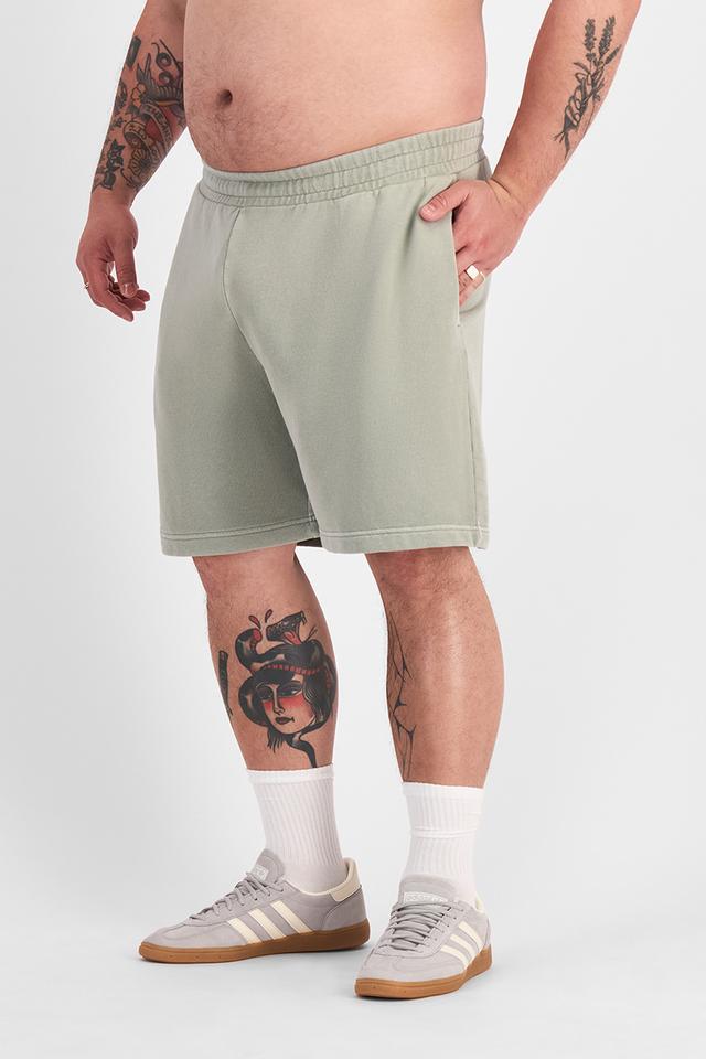 Mike (He/Him) wears size XL and is 180cm tall with 120cm chest and 96cm waist