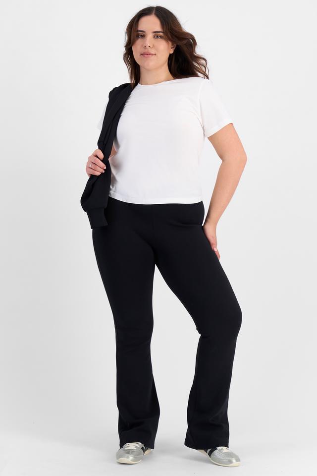 Bella (She/Her) wears size L and is 173cm tall with 95cm chest and 77cm waist