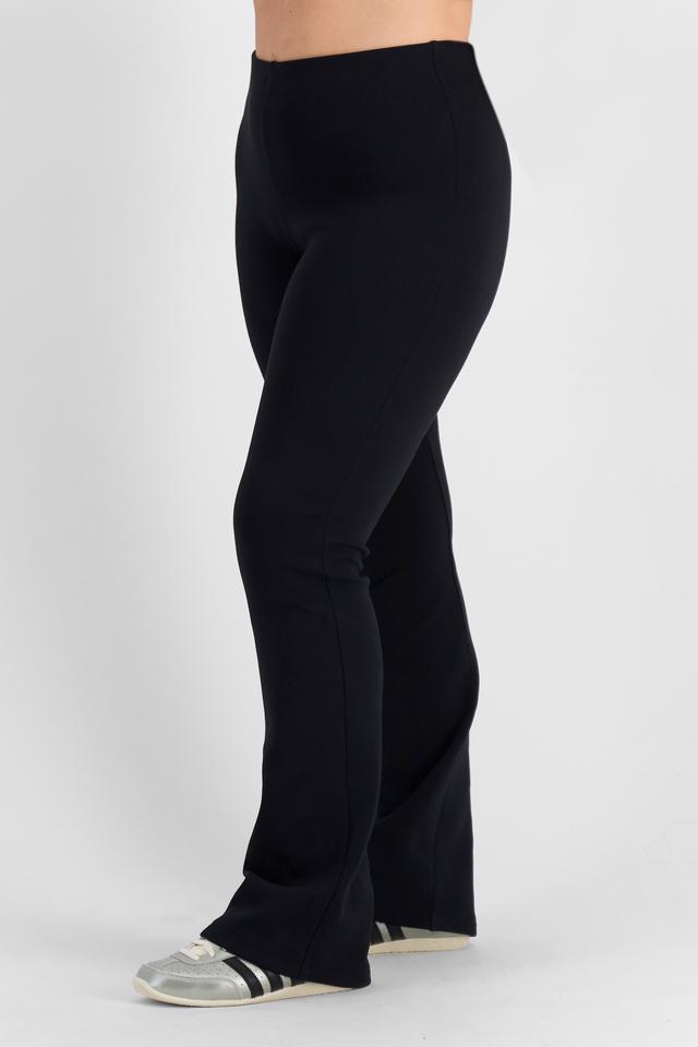 Bella (She/Her) wears size L and is 173cm tall with 95cm chest and 77cm waist