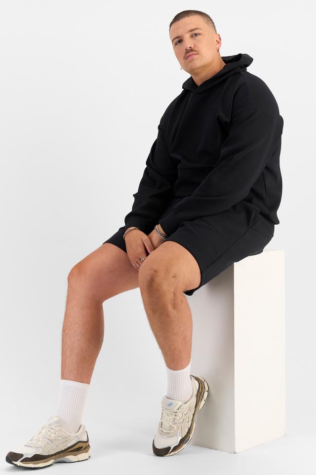 Jake (He/Him) wears size XL and is 195cm tall with 115cm chest and 106cm waist