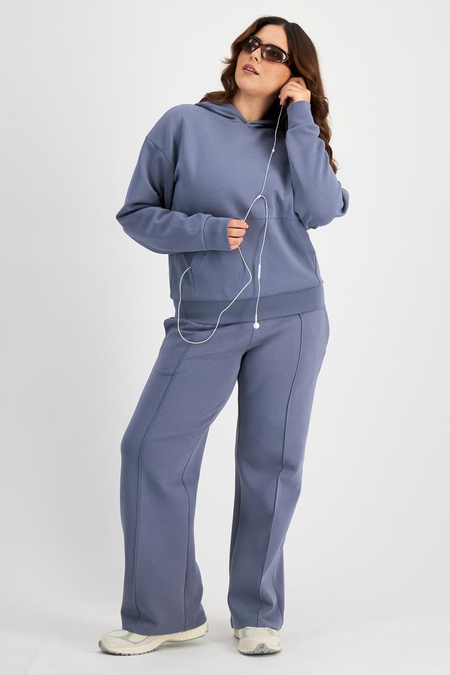 Bella (She/Her) wears size L and is 173cm tall with 95cm chest and 77cm waist