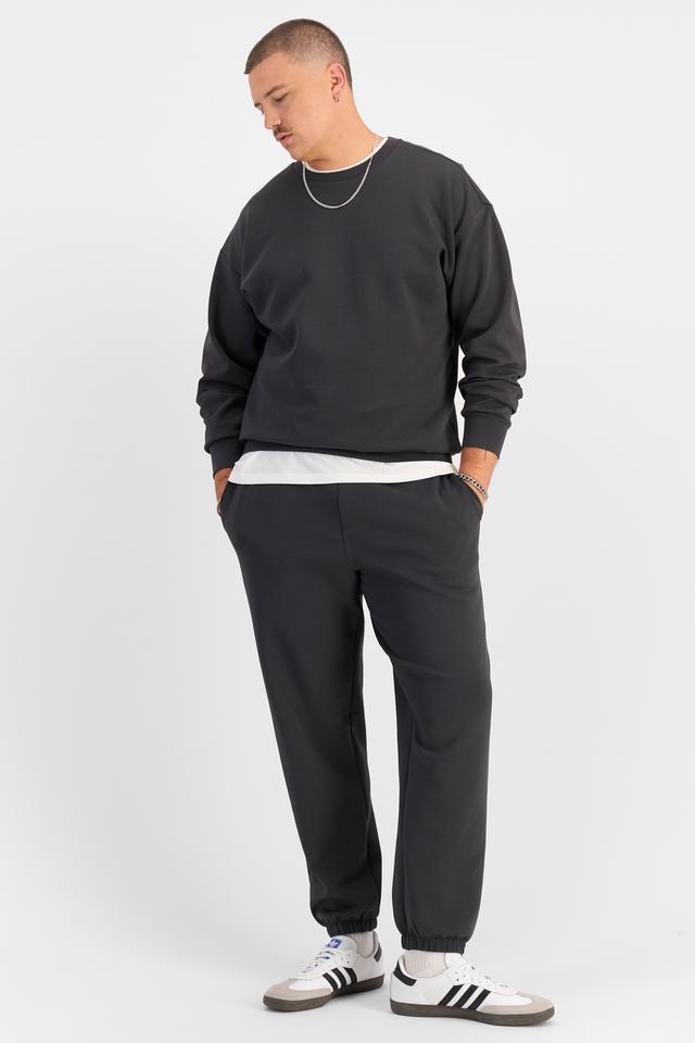 Jake (He/Him) wears size XL and is 195cm tall with 115cm chest and 106cm waist