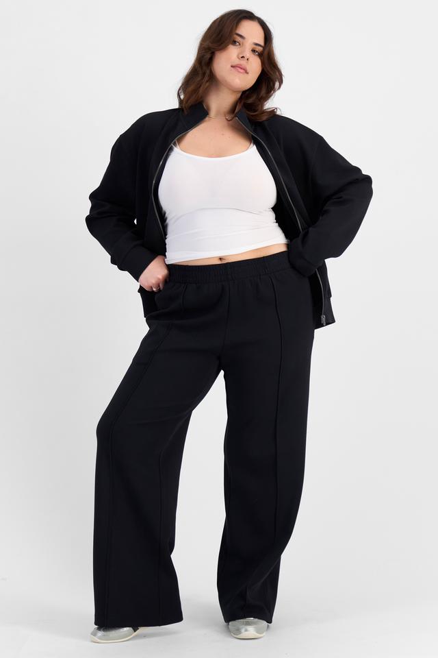 Bella (She/Her) wears size L and is 173cm tall with 95cm chest and 77cm waist