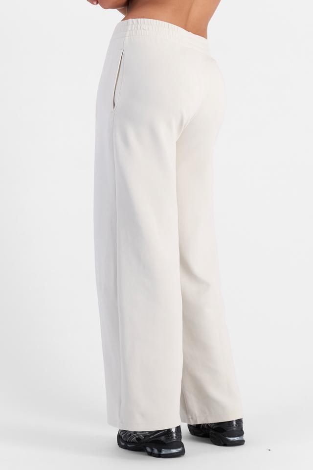 Olivia (She/Her) wears size S and is 176cm tall
