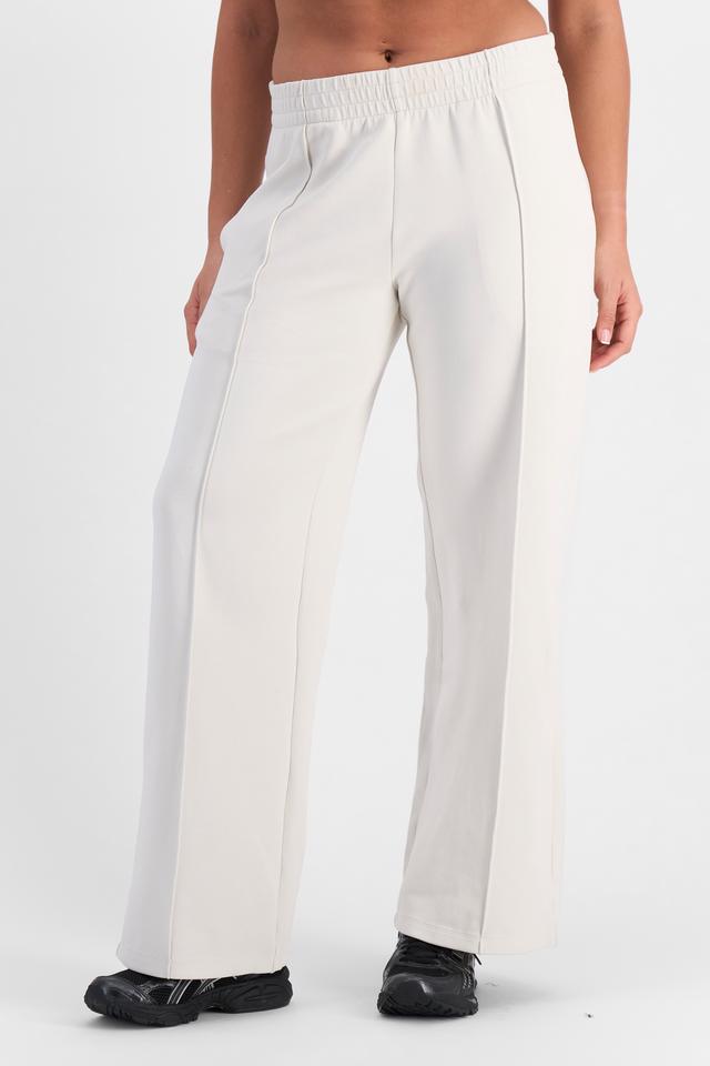 Olivia (She/Her) wears size S and is 176cm tall