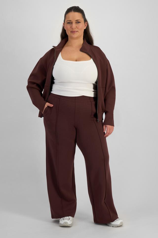 LANI (She/Her) wears size L and is 168cm tall with 115cm chest and 99cm waist