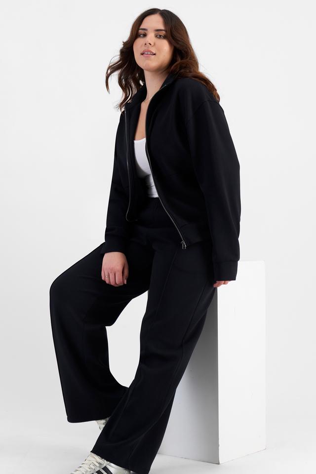 Bella (She/Her) wears size L and is 173cm tall with 95cm chest and 77cm waist