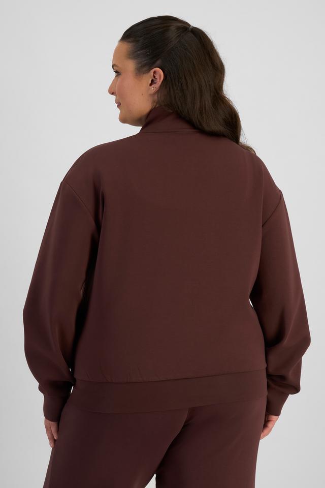 LANI (She/Her) wears size L and is 168cm tall with 115cm chest and 99cm waist