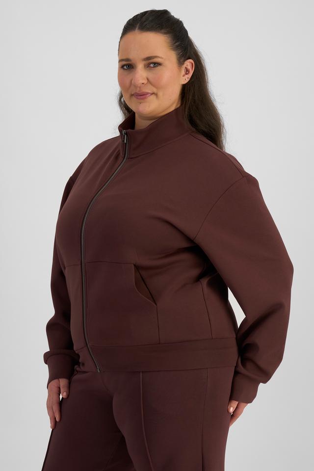 LANI (She/Her) wears size L and is 168cm tall with 115cm chest and 99cm waist