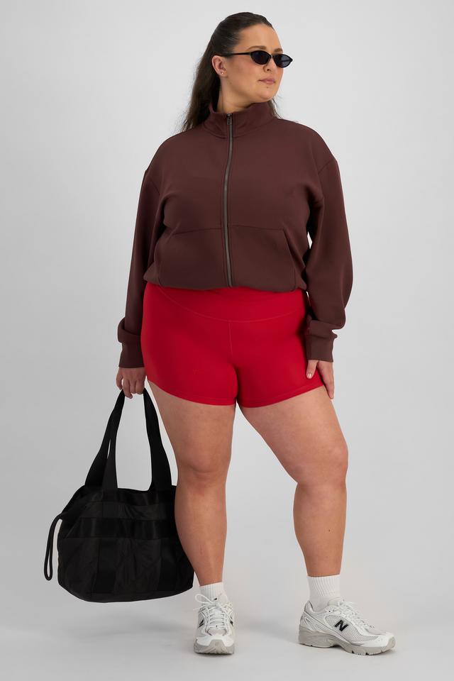 LANI (She/Her) wears size L and is 168cm tall with 115cm chest and 99cm waist