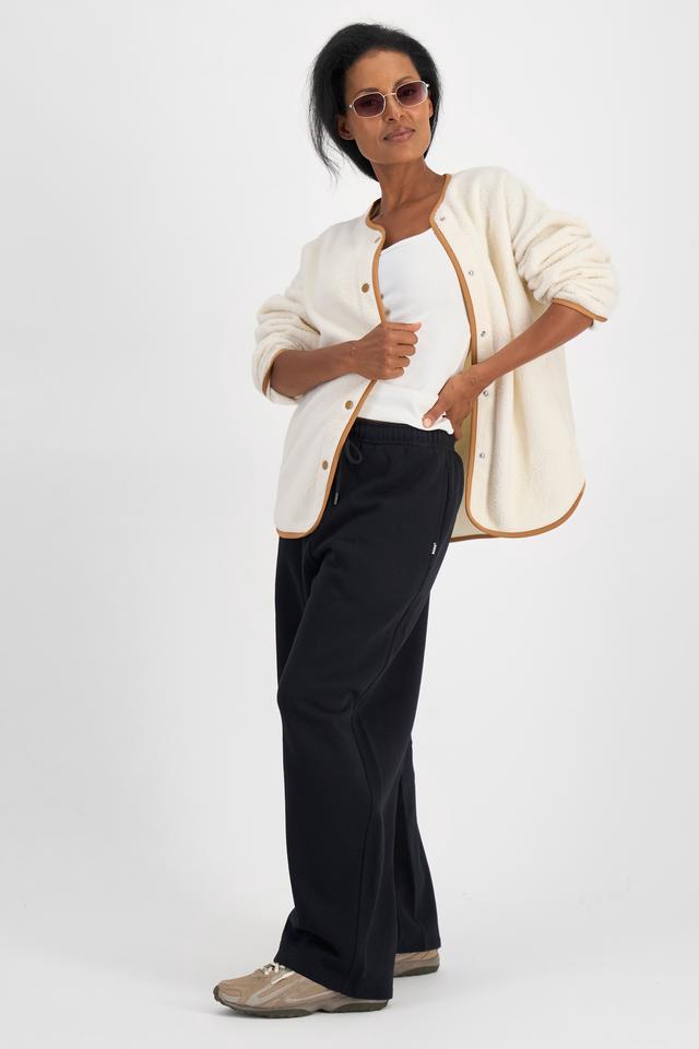 Senait (She/Her) wears size S and is 162cm tall with 79cm chest and 60cm waist