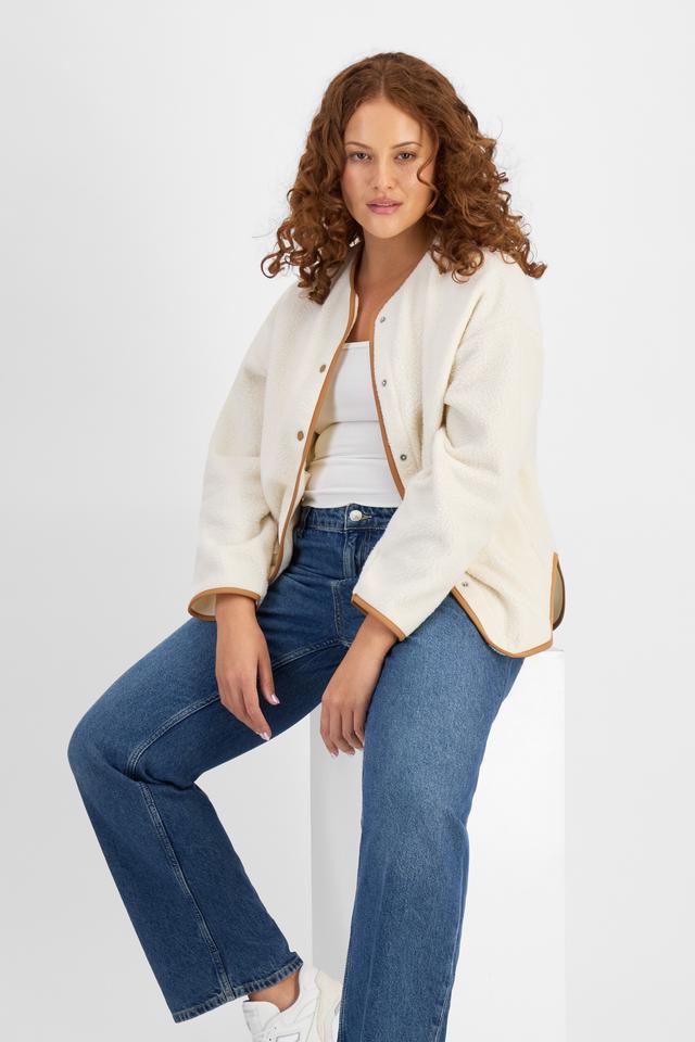 Cameron (She/Her) wears size L and is 179cm tall with 91cm chest and 74cm waist