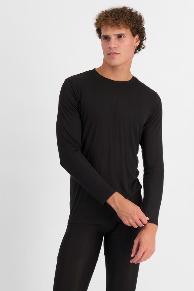 Kya (He/Him) wears size M and is 189cm tall with 99cm chest and 81cm waist