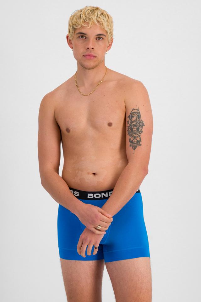 TOBIAS (He/Him) wears size M and is 187cm tall with 93cm chest and 78cm waist