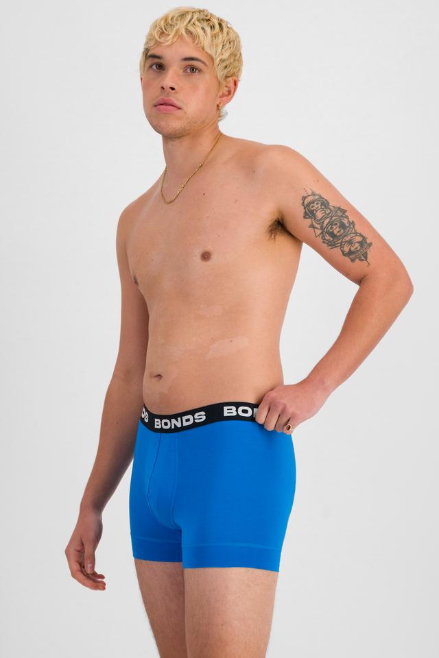 TOBIAS (He/Him) wears size M and is 187cm tall with 93cm chest and 78cm waist