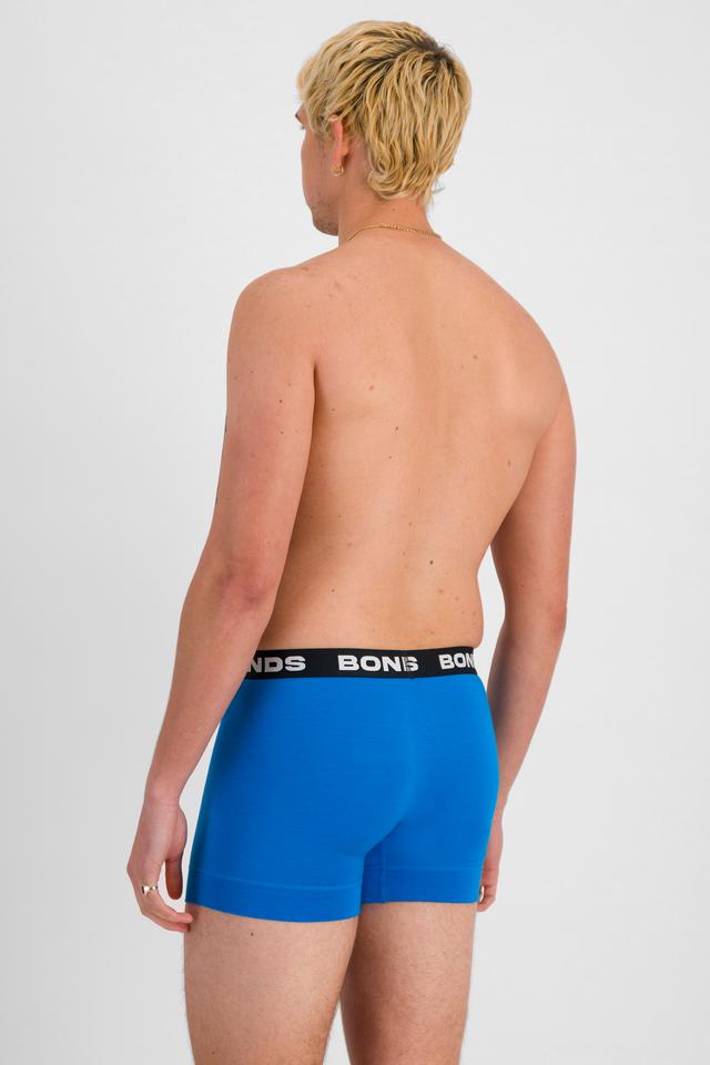 TOBIAS (He/Him) wears size M and is 187cm tall with 93cm chest and 78cm waist