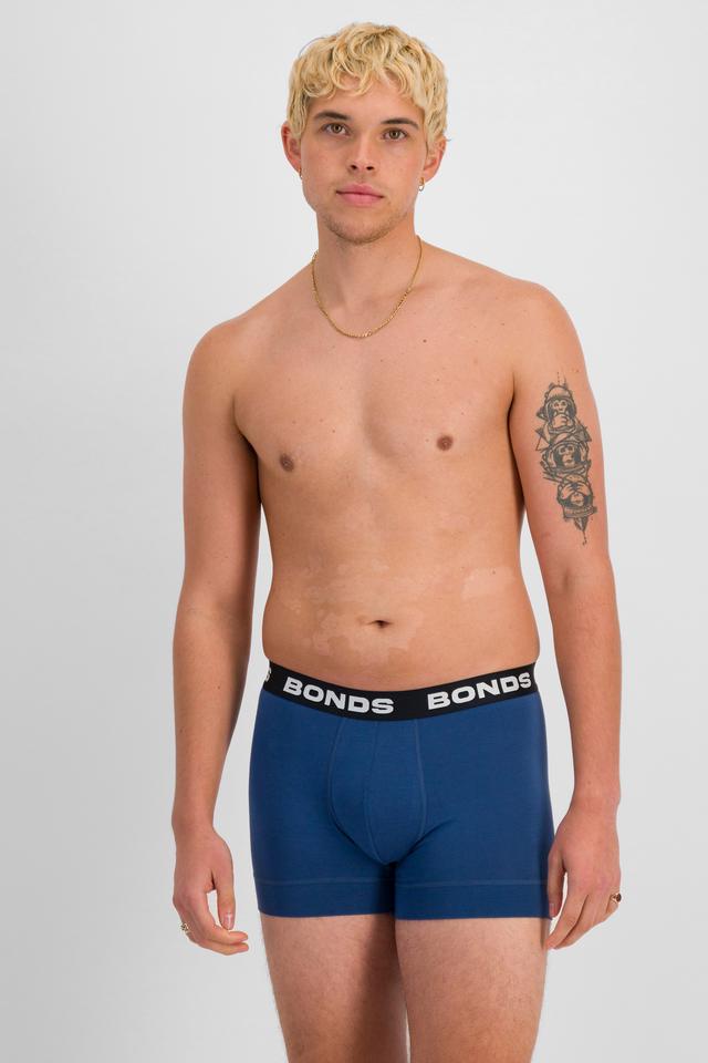 TOBIAS (He/Him) wears size M and is 187cm tall with 93cm chest and 78cm waist
