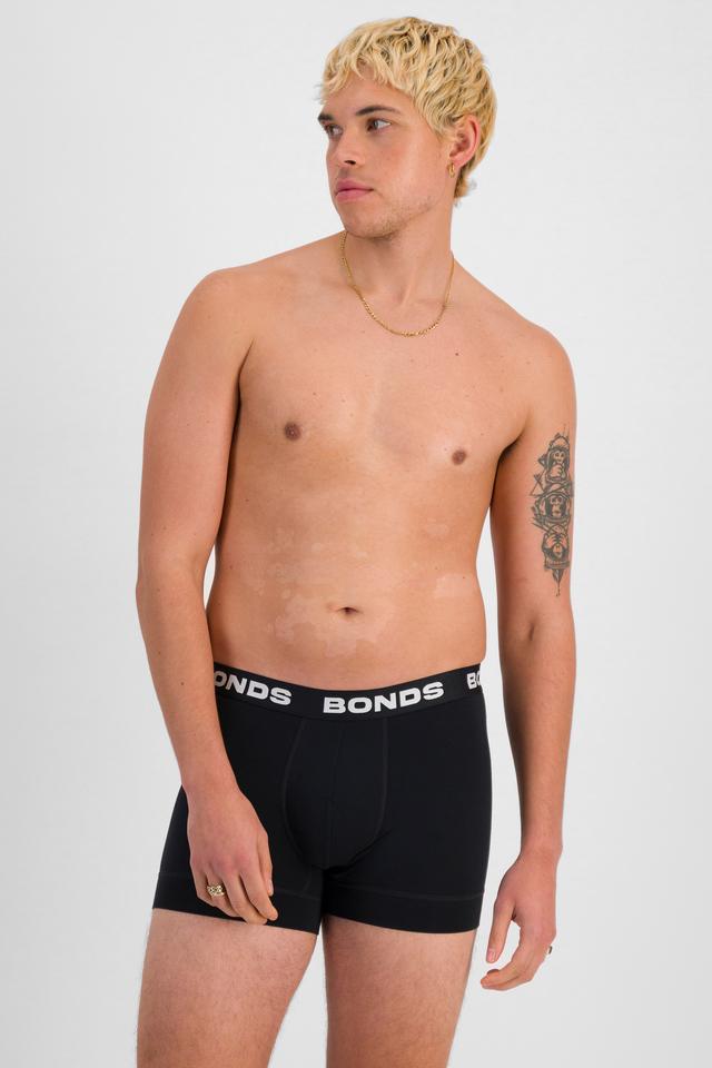 TOBIAS (He/Him) wears size M and is 187cm tall with 93cm chest and 78cm waist