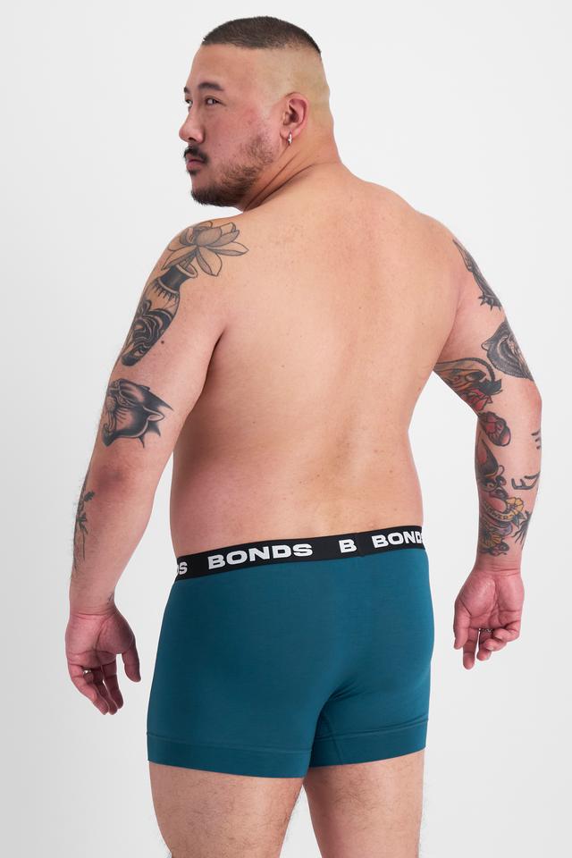 Mike (He/Him) wears size XL and is 180cm tall with 120cm chest and 96cm waist