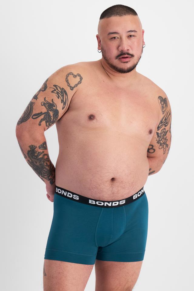Mike (He/Him) wears size XL and is 180cm tall with 120cm chest and 96cm waist