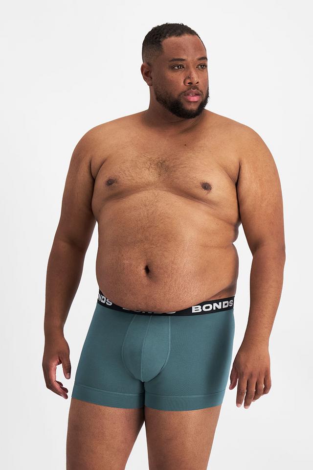 Jonathan (He/Him) wears size XL and is 183cm tall with 124cm chest and 107cm waist