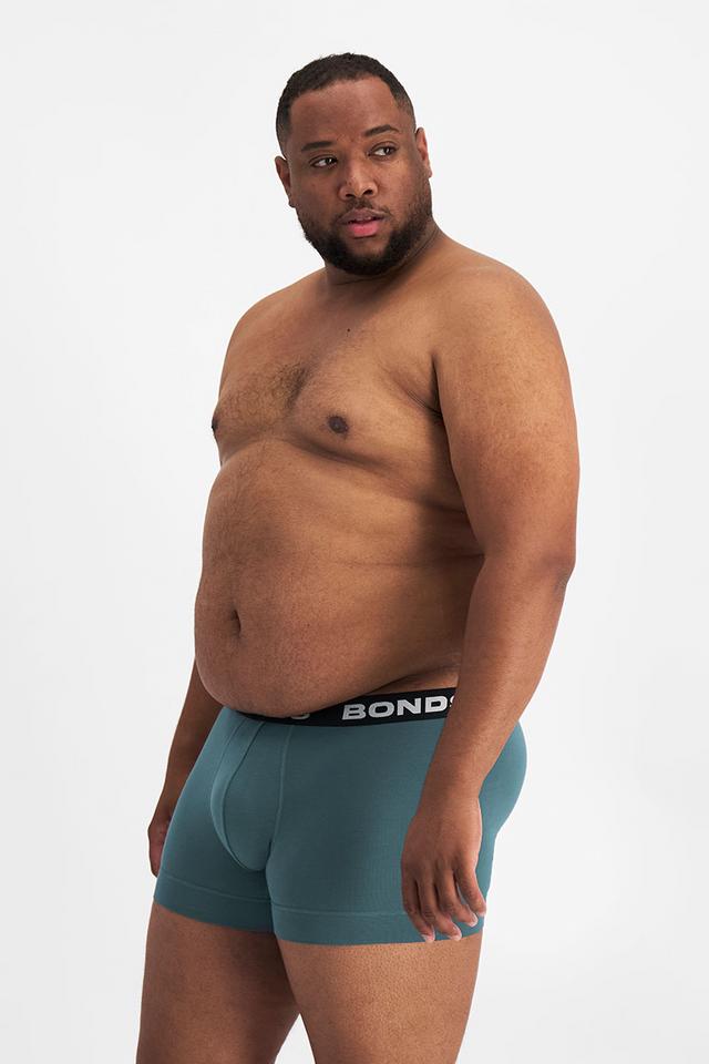 Jonathan (He/Him) wears size XL and is 183cm tall with 124cm chest and 107cm waist