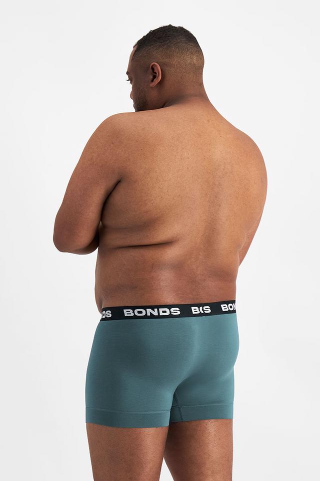 Jonathan (He/Him) wears size XL and is 183cm tall with 124cm chest and 107cm waist