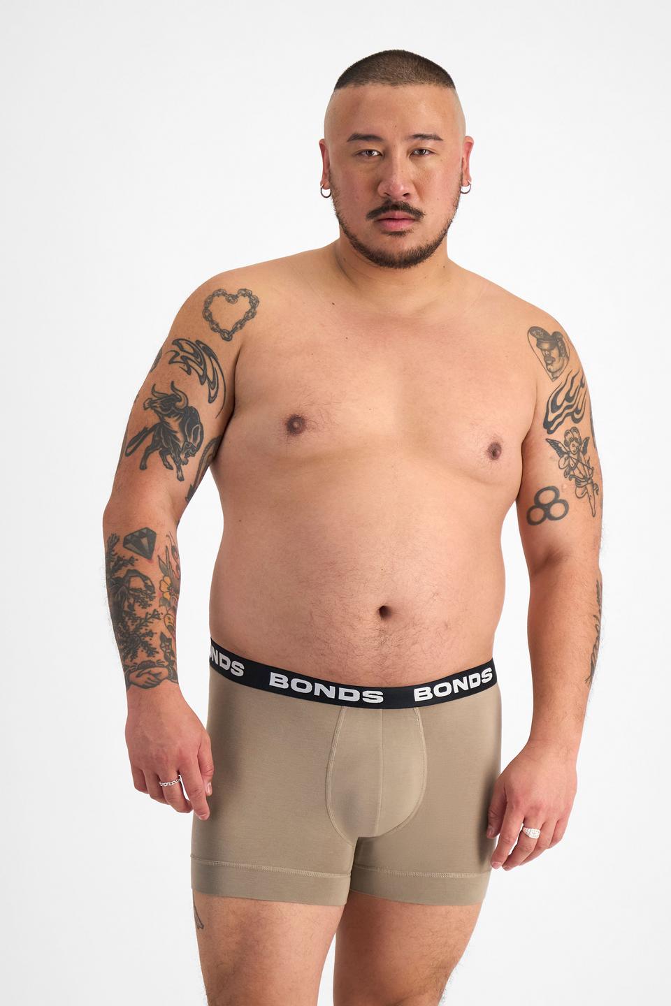 Mike (He/Him) wears size XL and is 180cm tall with 120cm chest and 96cm waist