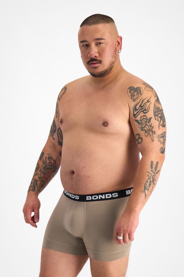 Mike (He/Him) wears size XL and is 180cm tall with 120cm chest and 96cm waist