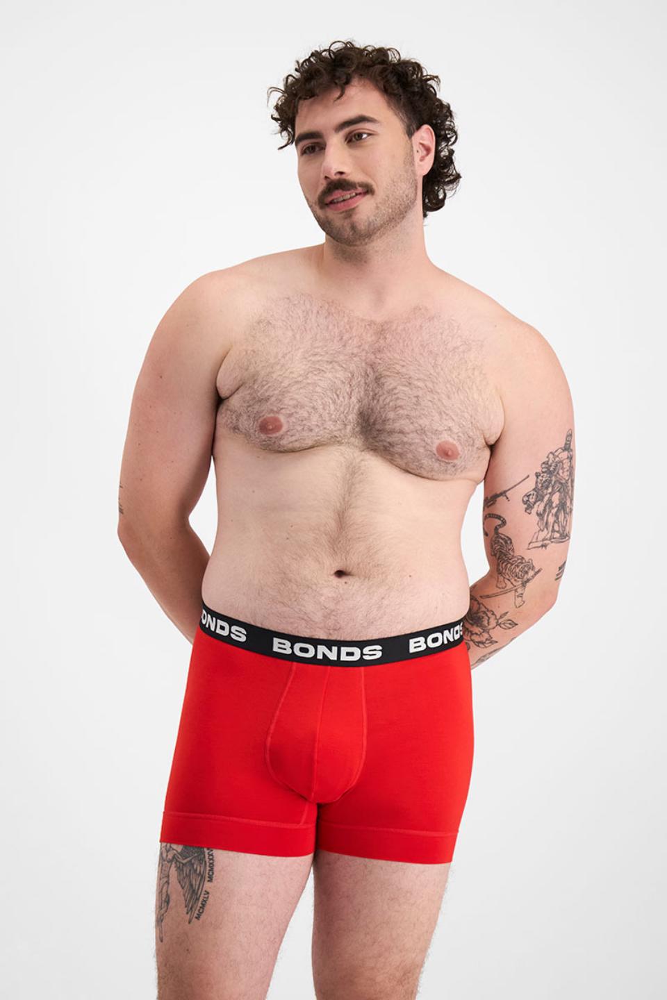 Sam (He/Him) wears size XL and is 178cm tall with 112cm chest