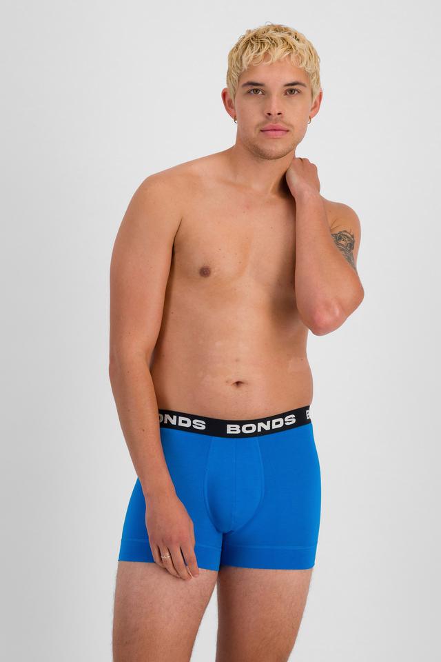 TOBIAS (He/Him) wears size M and is 187cm tall with 93cm chest and 78cm waist