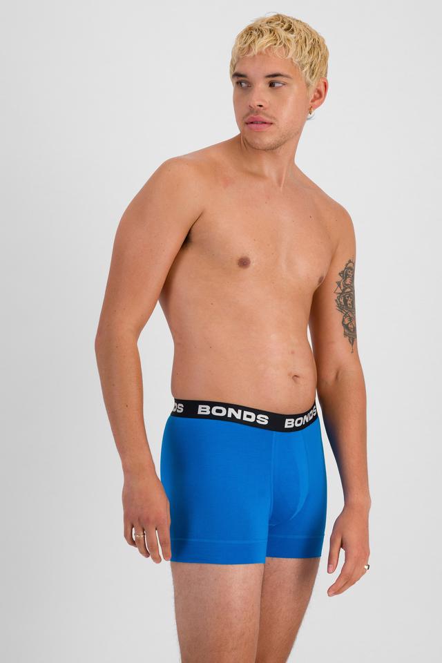 TOBIAS (He/Him) wears size M and is 187cm tall with 93cm chest and 78cm waist