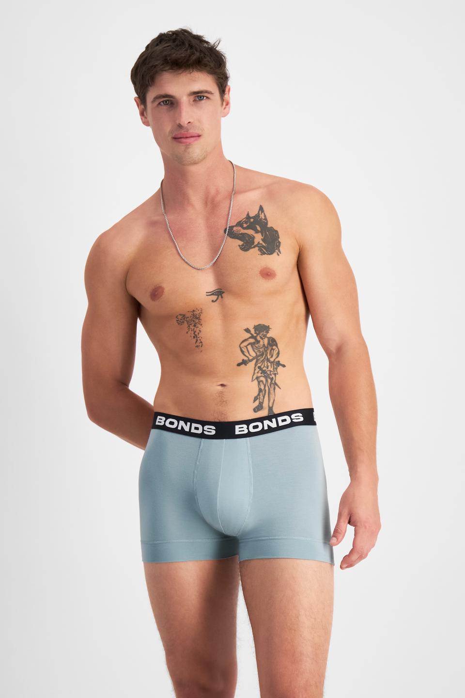 JOSH (He/Him) wears size M and is 185.48cm tall with 99cm chest and 81cm waist